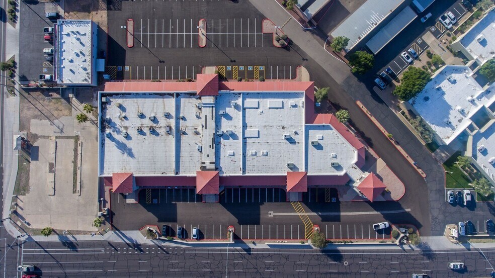 1961 E University Dr, Mesa, AZ à louer - Photo du bâtiment - Image 3 de 11