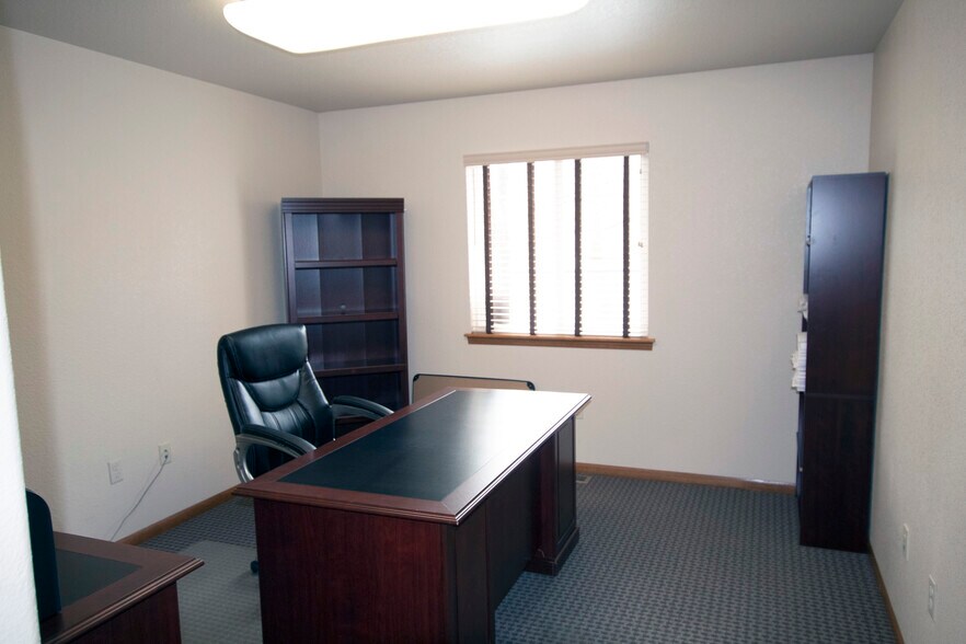 320 E 27th St, Loveland, CO for lease - Building Photo - Image 3 of 7