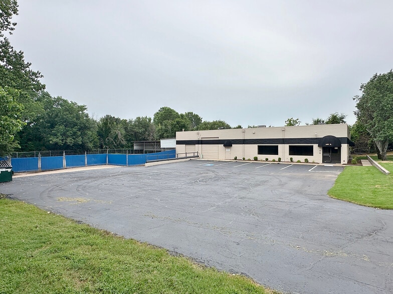 400 S Coltrane Rd, Edmond, OK for lease - Building Photo - Image 1 of 9