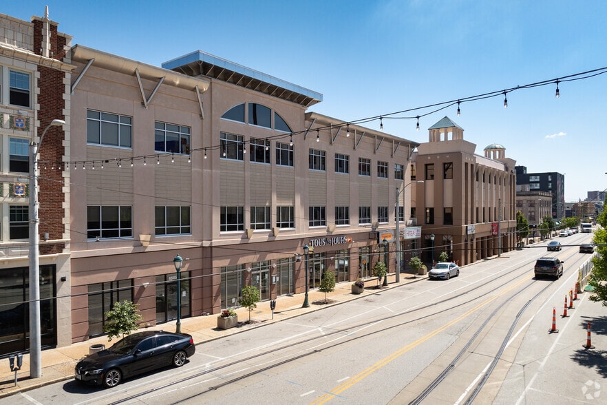 6677-6683 Delmar Blvd, University City, MO for lease - Building Photo - Image 1 of 12