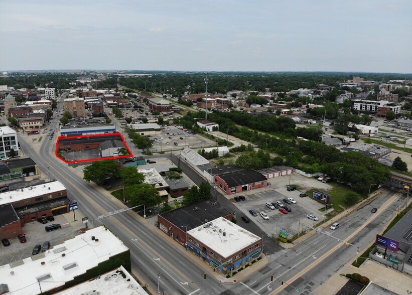 214 S Walnut St, Champaign, IL à vendre - Photo du bâtiment - Image 2 de 6