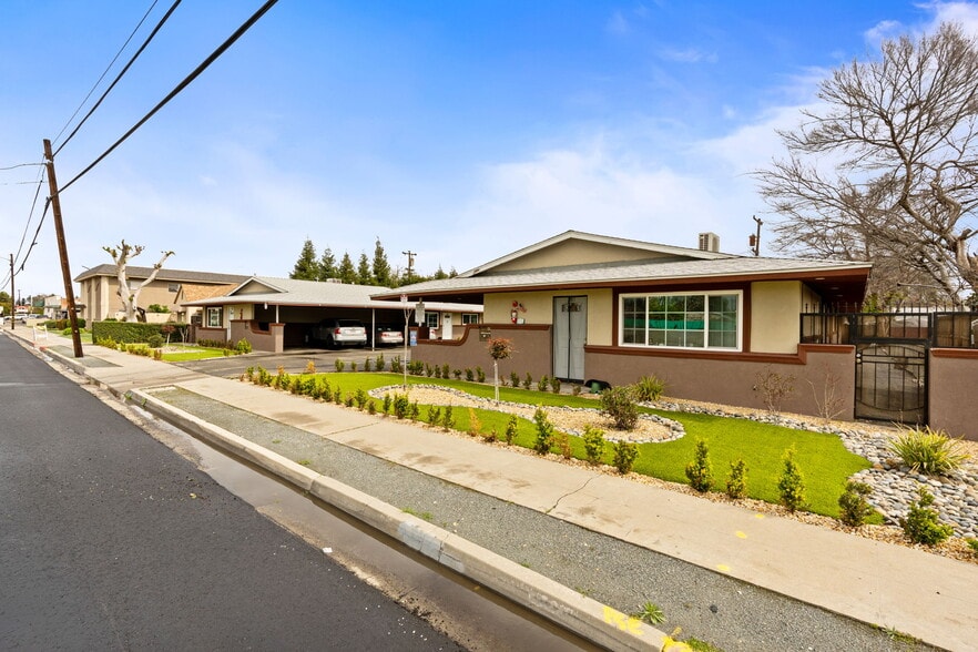 3012-3028 N Fruit Ave, Fresno, CA for sale - Building Photo - Image 2 of 10