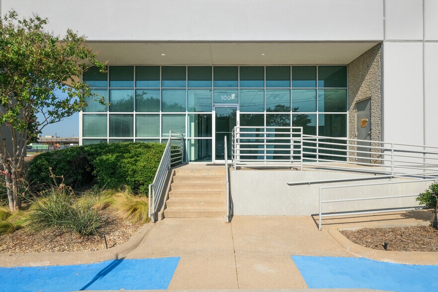 1825 Westpark Dr, Grand Prairie, TX à louer - Photo du bâtiment - Image 3 de 16