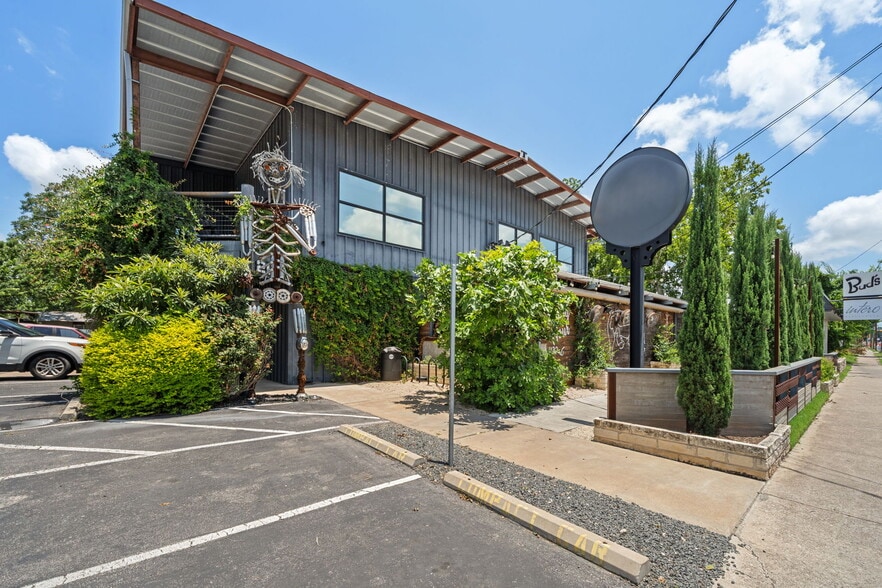 2612 E Cesar Chavez St, Austin, TX for lease - Building Photo - Image 3 of 5