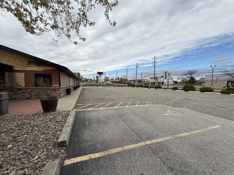 15585 W High St, Middlefield, OH à louer - Photo du bâtiment - Image 2 de 6