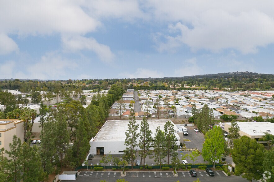 23456 South Pointe Dr, Laguna Hills, CA à louer - Photo du bâtiment - Image 3 de 5