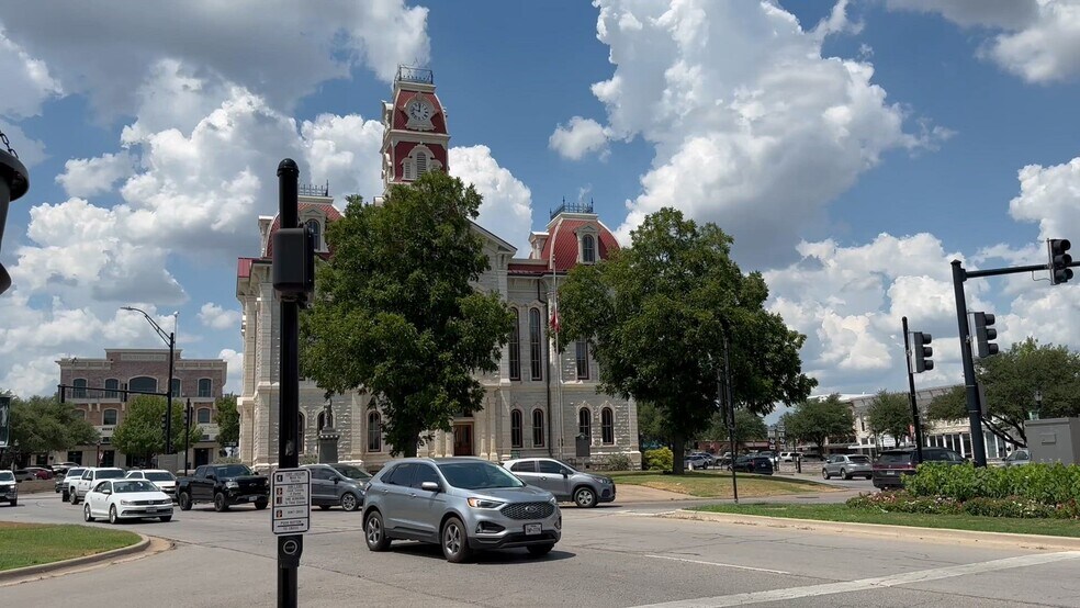 101 College Ave, Weatherford, TX à vendre - Vidéo sur l’inscription commerciale - Image 2 de 10