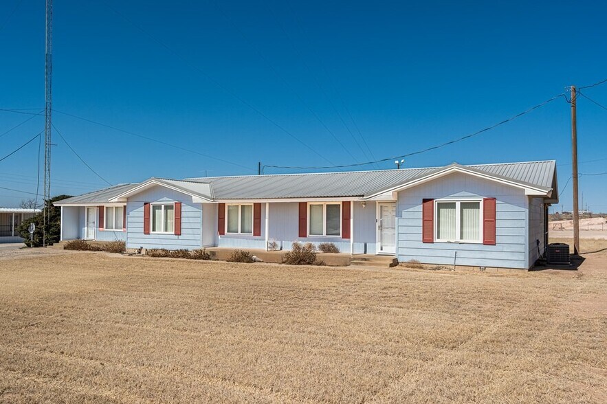 1302 Hobbs Hwy, Seminole, TX for sale - Primary Photo - Image 1 of 53