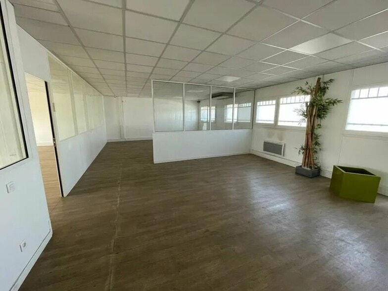 Flex in Aubervilliers for lease - Building Photo - Image 3 of 6