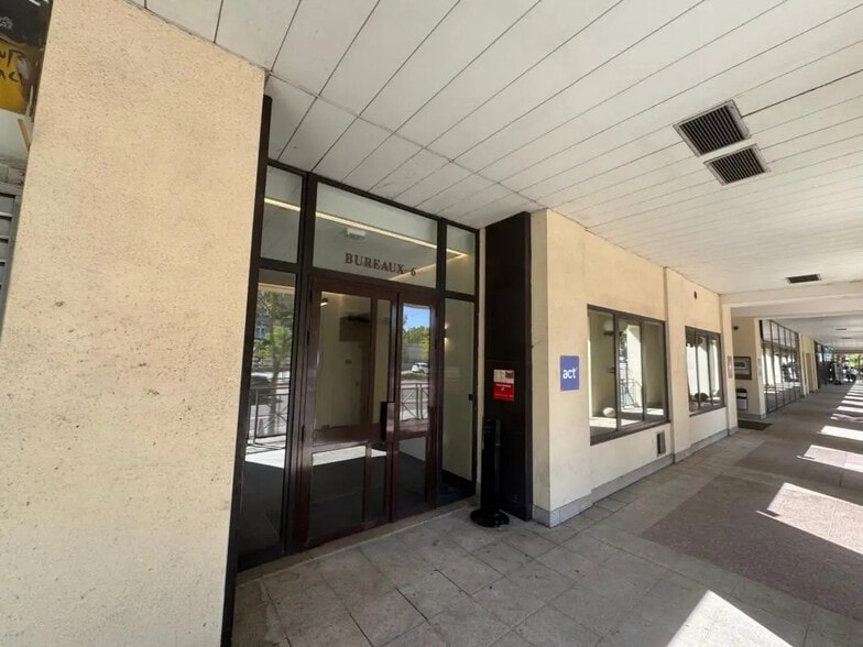 Bureau dans Versailles à louer - Hall d’entrée - Image 2 de 18