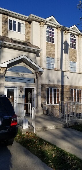 4247 Richmond Ave, Staten Island, NY à louer - Photo du bâtiment - Image 1 de 20