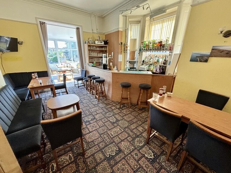 6 Hill St, Sandown for sale - Building Photo - Image 3 of 18