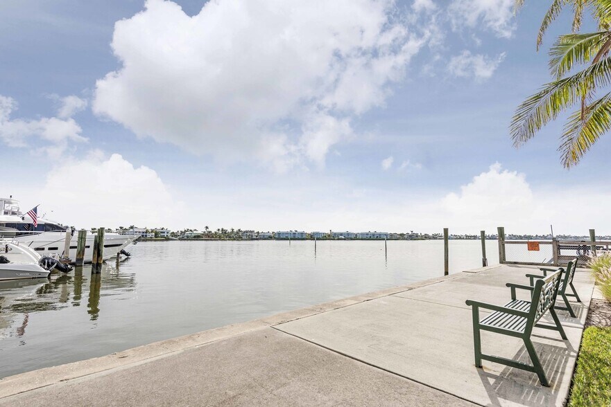 1001 10th Ave S, Naples, FL à vendre - Photo du bâtiment - Image 3 de 27