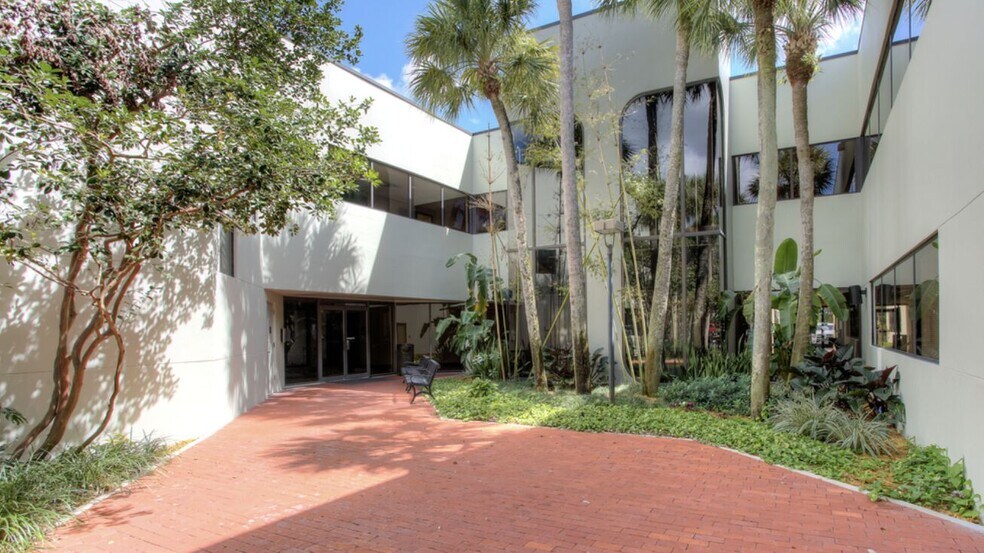 14645 NW 77th Ave, Miami Lakes, FL à louer - Photo du bâtiment - Image 3 de 11