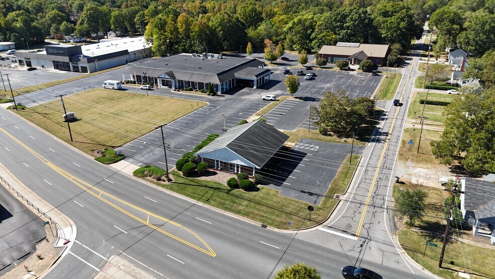 1714 Dale Earnhardt Blvd, Kannapolis, NC à vendre - Photo du bâtiment - Image 1 de 14