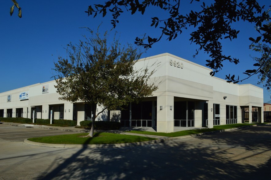 9940 W Sam Houston Pky S, Houston, TX à louer - Photo du bâtiment - Image 3 de 13