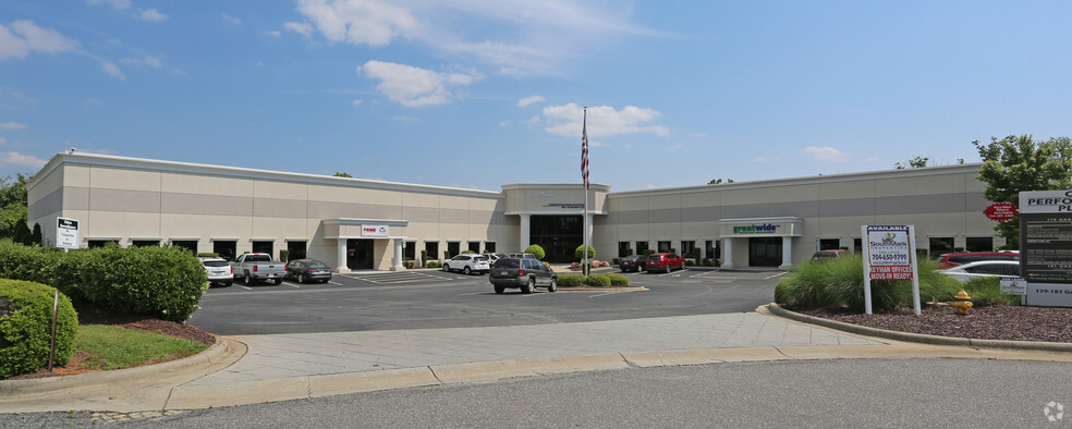 179 Gasoline Aly, Mooresville, NC for lease - Building Photo - Image 1 of 5