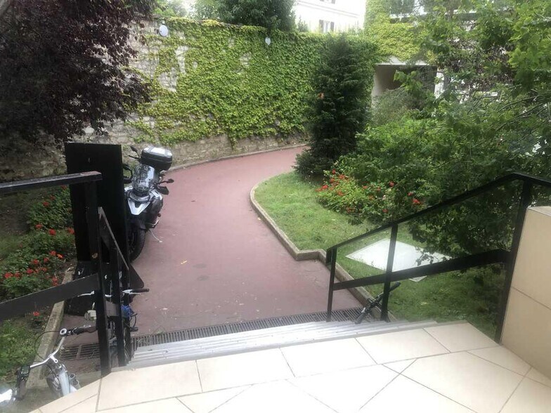 Office in Neuilly-sur-Seine for lease - Building Photo - Image 3 of 10