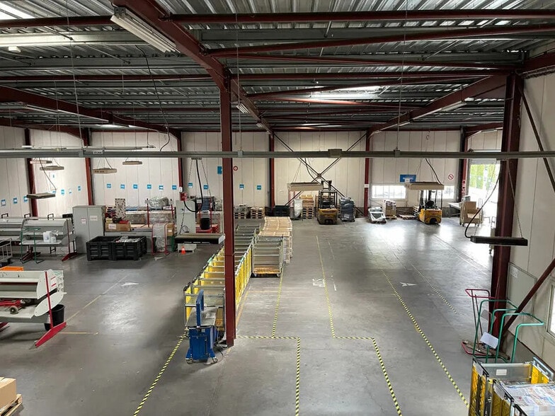 Flex in Marseille for lease - Interior Photo - Image 1 of 13