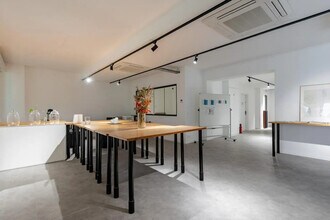 122-124 Rue Marcadet, Paris for sale Interior Photo- Image 1 of 13