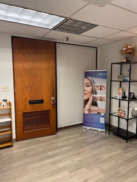 22 Pennsylvania Ave, Niantic, CT for lease - Lobby - Image 2 of 9