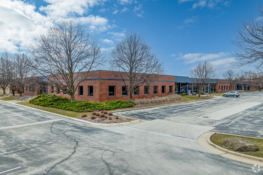 N25W23255 Paul Rd, Pewaukee, WI for sale - Building Photo - Image 2 of 10