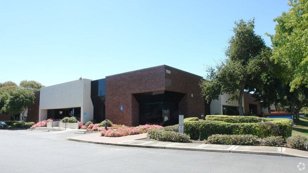 650-700 E Calaveras Blvd, Milpitas, CA à louer - Photo du bâtiment - Image 3 de 15