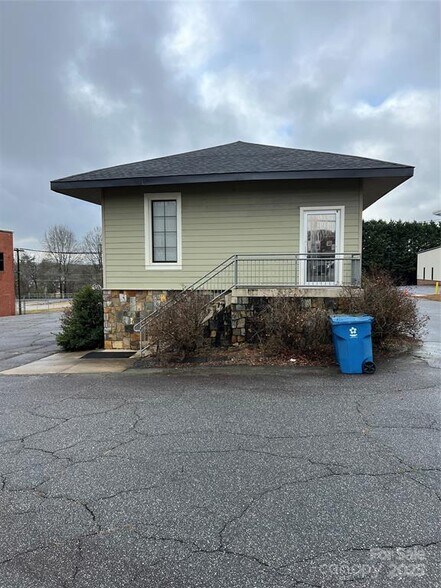 1 S Main St, Granite Falls, NC à vendre - Photo du bâtiment - Image 2 de 3