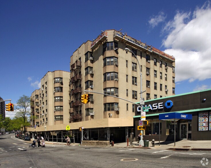 620 Washington St, New York, NY à louer - Photo du bâtiment - Image 2 de 2