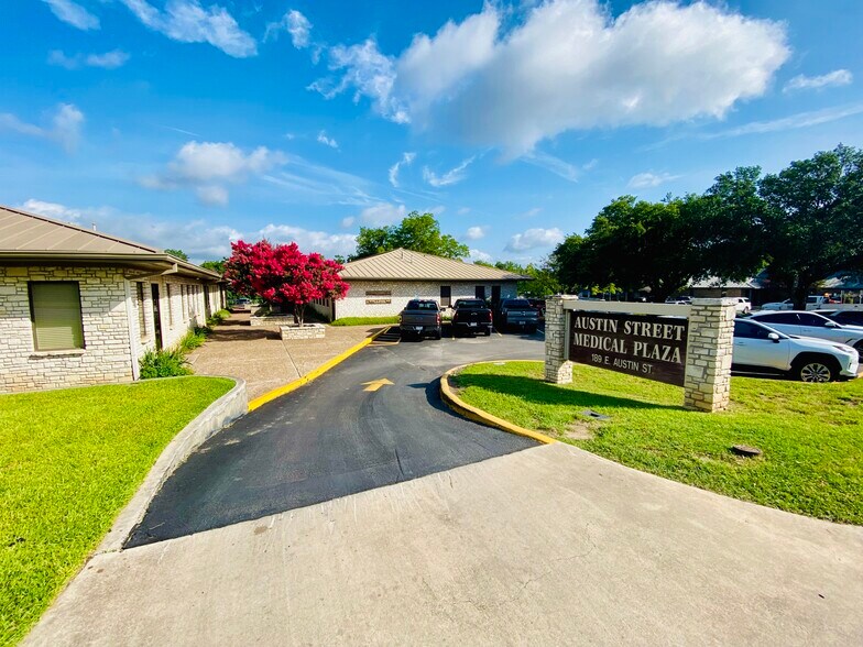 189 E Austin St, New Braunfels, TX à louer - Photo principale - Image 1 de 12