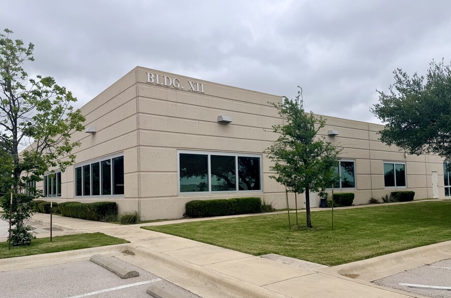 1706 E New Hope Dr, Cedar Park, TX for lease - Building Photo - Image 1 of 7