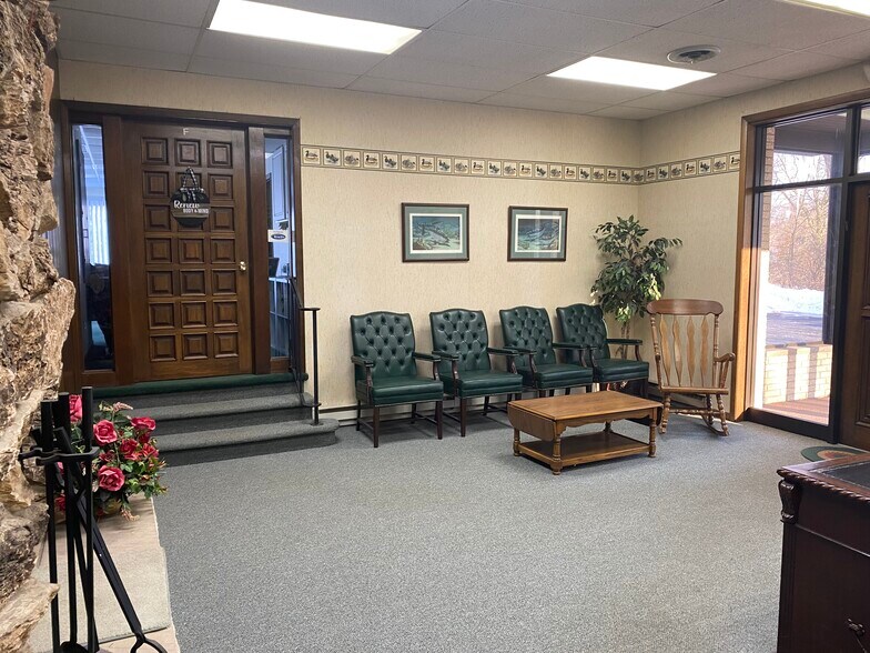 19323 E Route 20, Marengo, IL à louer - Hall d’entrée - Image 3 de 7