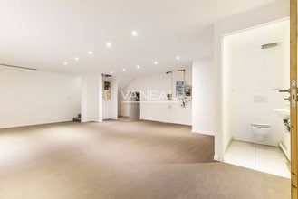 Retail in Paris for lease Interior Photo- Image 2 of 4