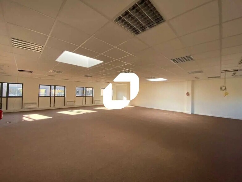 39 Avenue Des 3 Peuples, Montigny-le-Bretonneux for lease - Interior Photo - Image 2 of 17