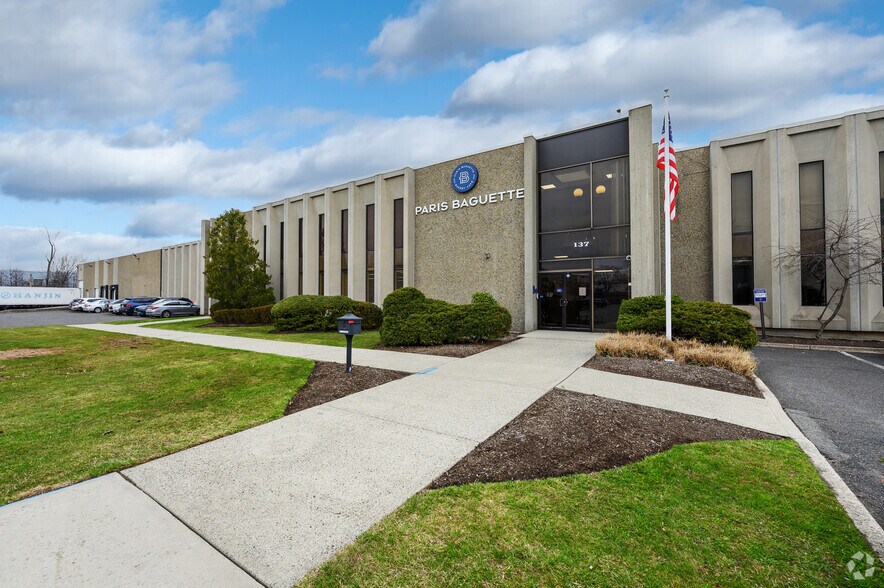 137-141 W Commercial Ave, Moonachie, NJ à louer - Photo du bâtiment - Image 1 de 10
