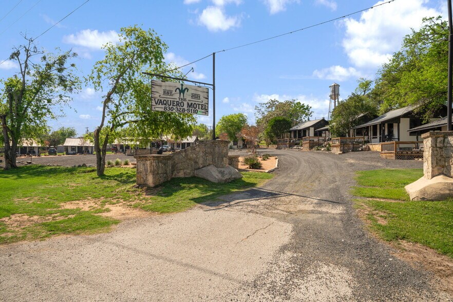 1103 Maple St, Bandera, TX à vendre - Photo du bâtiment - Image 2 de 19