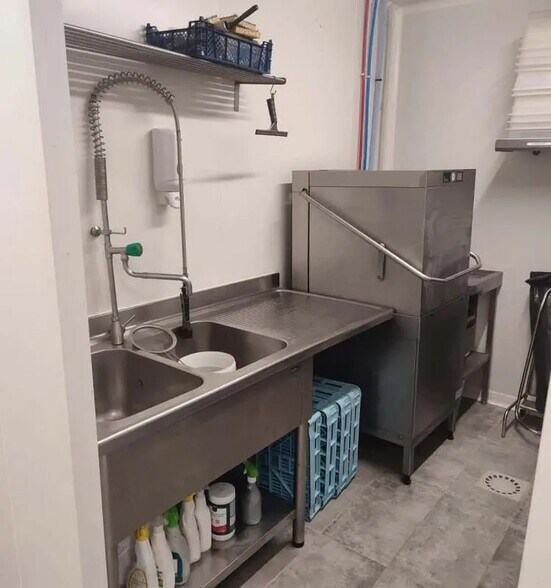 Flex in Rouen for lease - Interior Photo - Image 2 of 5