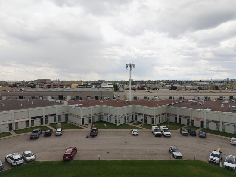 2219 35th Ave NE, Calgary, AB à vendre - Photo du bâtiment - Image 3 de 7