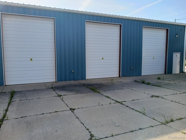 15921 W 8 Mile Rd, Detroit, MI à vendre - Photo du bâtiment - Image 2 de 24