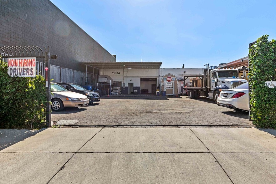 11834-11836 Vose St, North Hollywood, CA for lease - Building Photo - Image 1 of 34