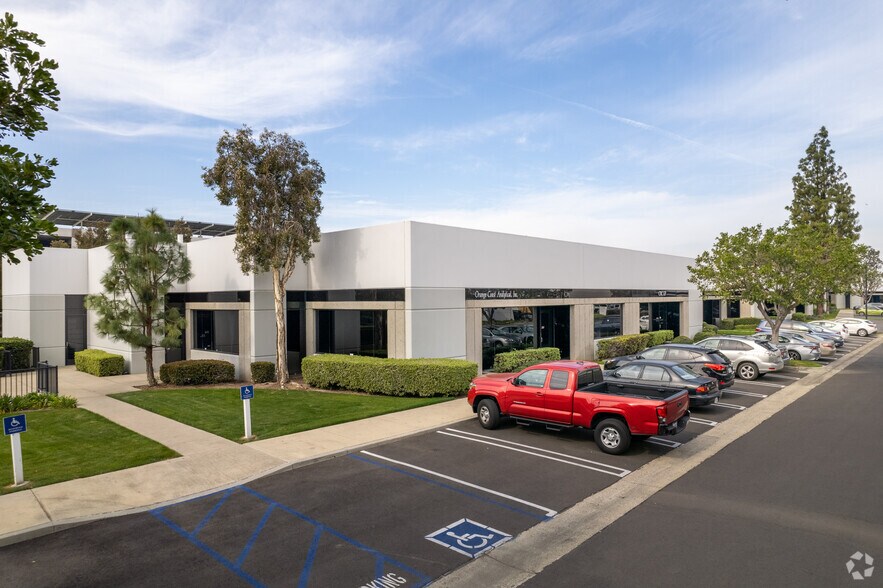 3002 Dow Ave, Tustin, CA à louer - Photo du bâtiment - Image 1 de 18