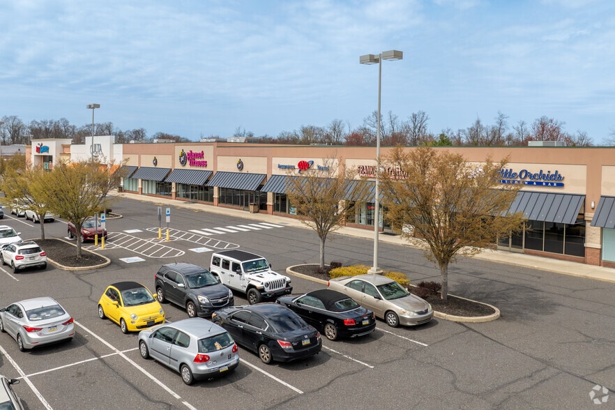 640 N West End Blvd, Quakertown, PA for lease - Building Photo - Image 2 of 8