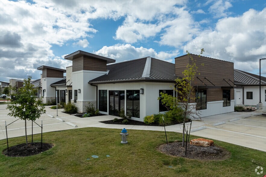 4881 Williams Dr, Georgetown, TX à vendre - Photo du bâtiment - Image 3 de 25