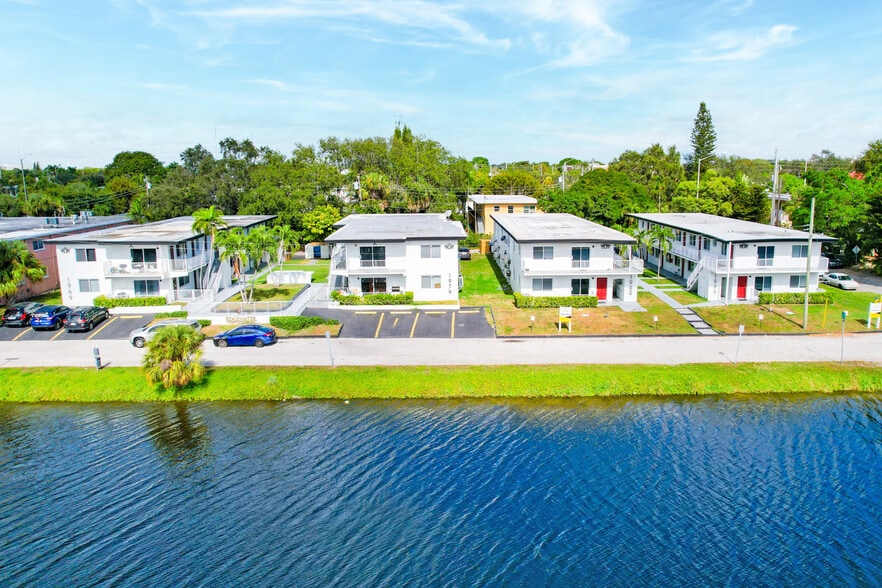 Edgewater Apartments portfolio of 3 properties for sale on LoopNet.ca - Building Photo - Image 2 of 8