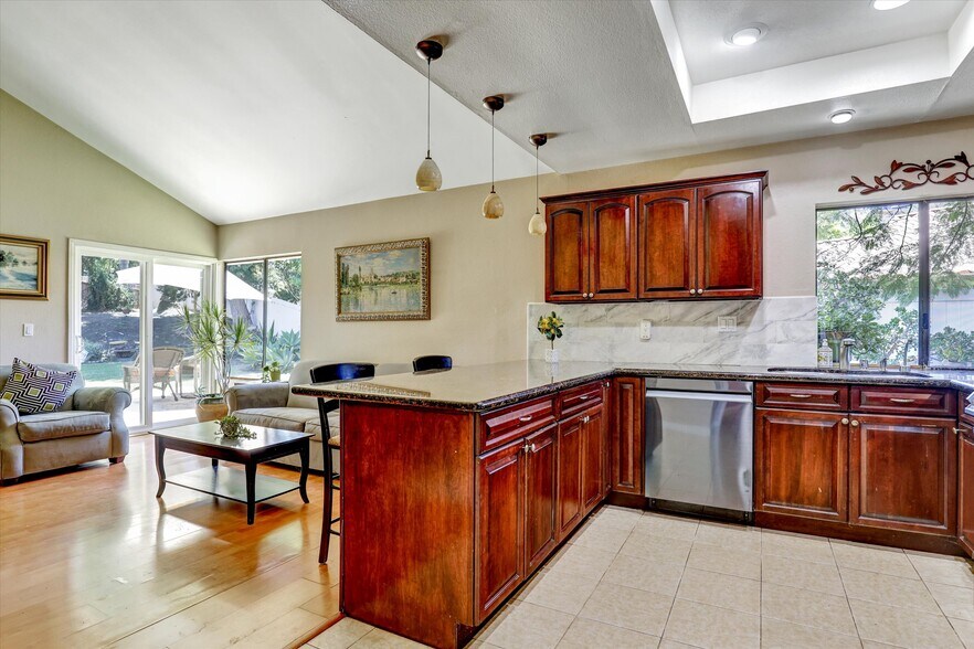 175 S Woodlawn Dr, Orange, CA à vendre - Photo du bâtiment - Image 3 de 12