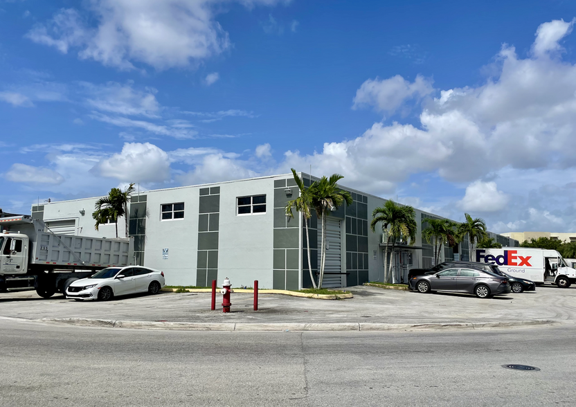 7800-7840 W 2nd Ct, Hialeah, FL for lease - Building Photo - Image 2 of 8