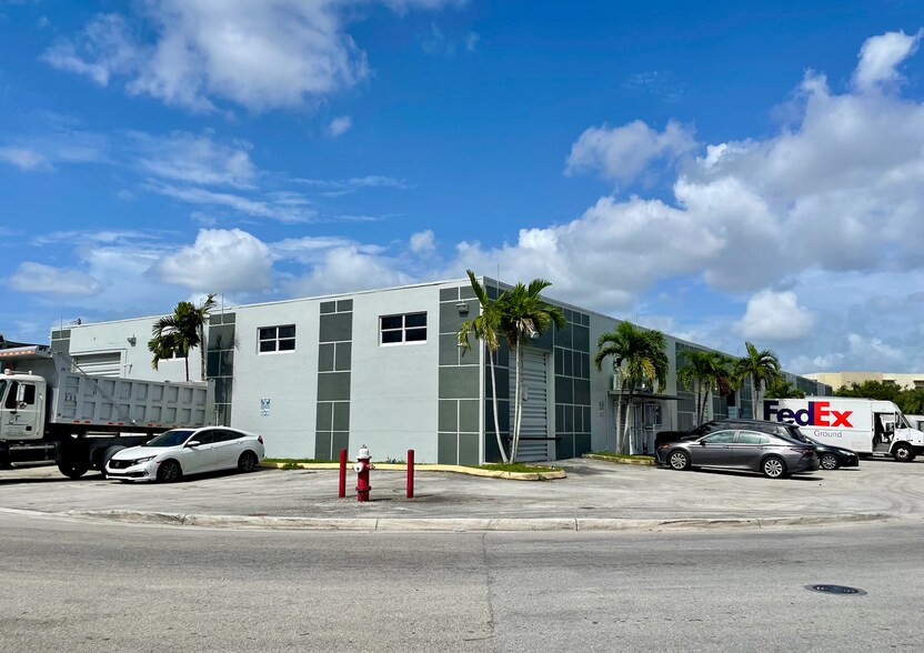 7800-7840 W 2nd Ct, Hialeah, FL à louer - Photo du bâtiment - Image 2 de 8