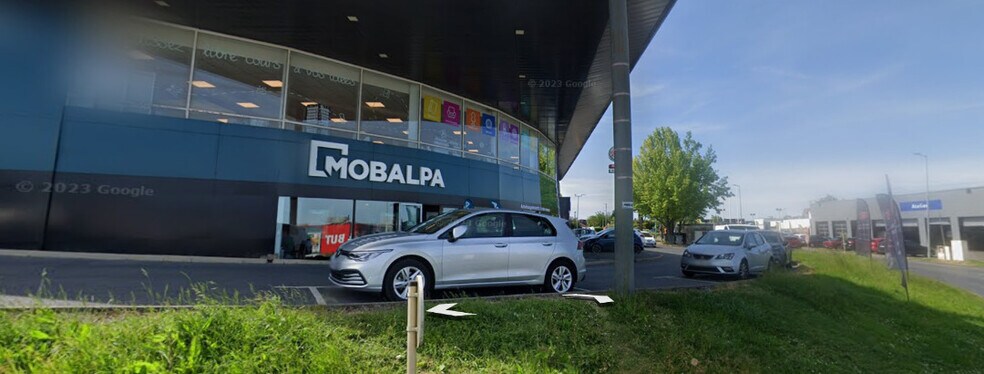 Retail in Osny for lease - Building Photo - Image 2 of 9