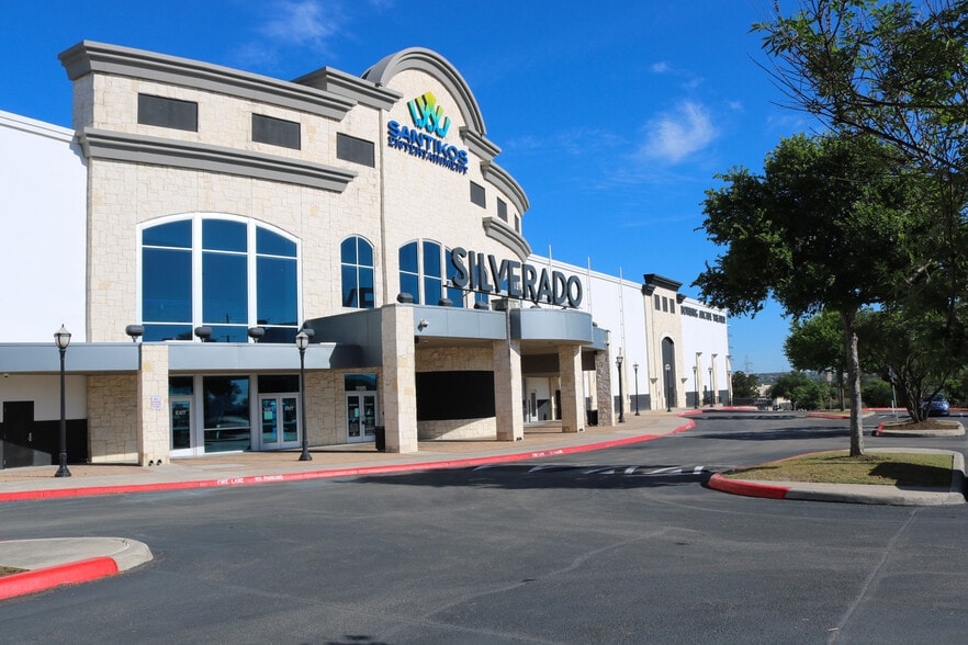 11851 Bandera Rd, Helotes, TX à louer - Photo du bâtiment - Image 2 de 7