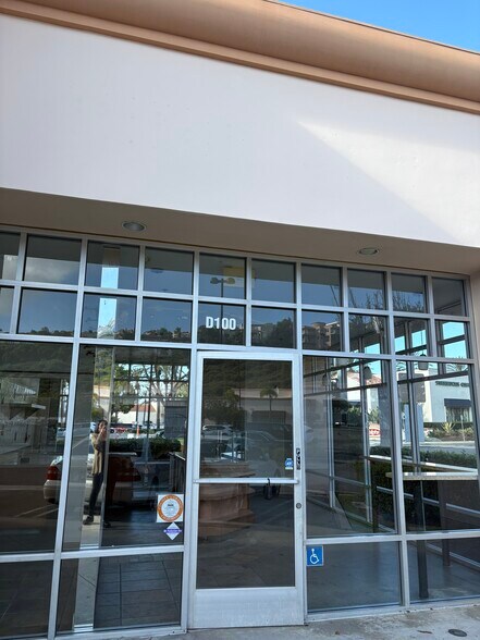 641 Camino de los Mares, San Clemente, CA à louer - Photo du bâtiment - Image 3 de 8